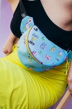 Tânăra care și-a pus creativitatea într-o borsetă și a cucerit streetwear-ul românesc