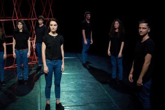 153 DE SECUNDE   Teatru contemporan inspirat de povestea uneia dintre supraviețuitoarele dramei de la Colectiv