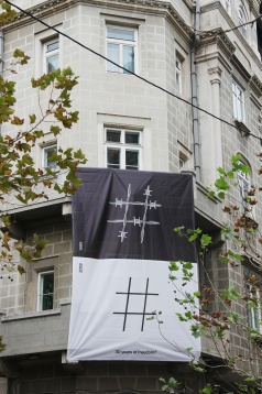 Ce înseamnă 30 de ani – un nou banner pe fațada Centrului Ceh
