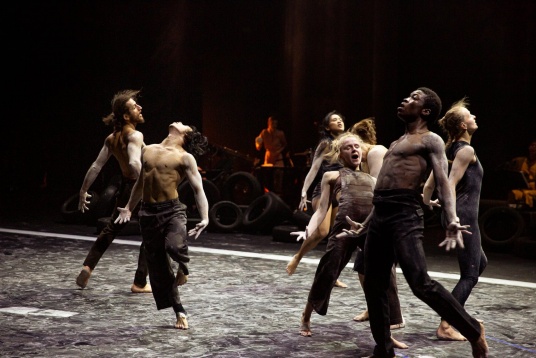 Spectacolul de dans contemporan TRACES, sold-out la Bruxelles, vine la Bucureşti