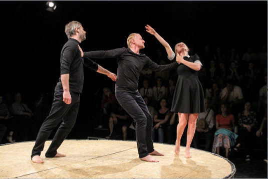 Pe 1 mai #StămAcasă. unteatru difuzează gratuit spectacolul ,,Hamlet’’ și concertul ,,9 piese remixate’’, de Alex Ștefănescu