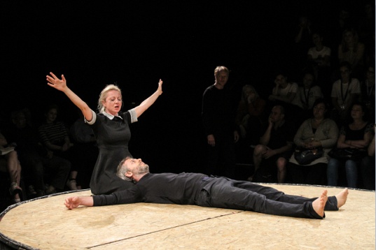 Pe 1 mai #StămAcasă. unteatru difuzează gratuit spectacolul ,,Hamlet’’ și concertul ,,9 piese remixate’’, de Alex Ștefănescu