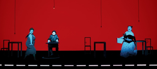 RINOCERII de Eugène Ionesco, un spectacol emblematic semnat de Robert Willson, va putea fi vizionat pentru prima dată online, în TEATROTECA TNC
