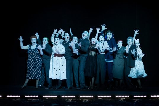 RINOCERII de Eugène Ionesco, un spectacol emblematic semnat de Robert Willson, va putea fi vizionat pentru prima dată online, în TEATROTECA TNC