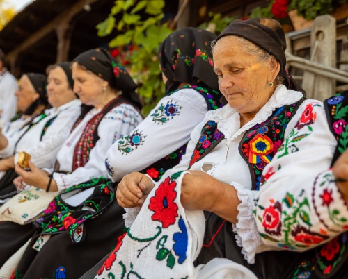 În această vară, cinci artiste vor crea lucrări de artă contemporană alături de comunități rurale din Transilvania