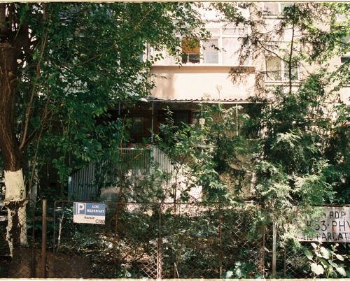 Peisaje ale îngrijirii – o expoziție din București explorează balcoanele și curțile ca povești despre memorie, comunitate și reziliență